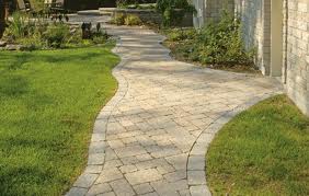Jardin, comment faire une allée en pavé